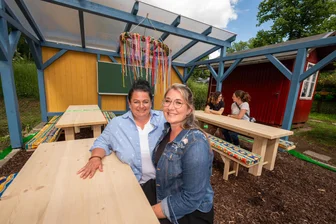 Eltern schaffen grünes Klassenzimmer für die Grundschule Jocketa - Hauptinitiatorinnen Kathrin Rumpf (links) und Sandra Türschmann nehmen im neuen grünen Klassenzimmer der Grundschule in Jocketa Platz.