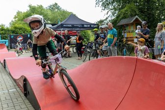 Eltern und Kinder wollen es: Gemeinde im Erzgebirge investiert in Pumptrack - Ein Pumptrack im Vogtland. Jugendliche sollen Ähnliches auch in Burkhardtsdorf erhalten.