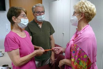 Eltern von Flutopfer freuen sich über unerwartete Spende aus Marienberg - Als Barbara Lauckner-Kempf (rechts) ihnen den Umschlag mit dem gesammelten Spendengeld überreichte, waren Regina und Peter Junghans sichtlich gerührt. 
