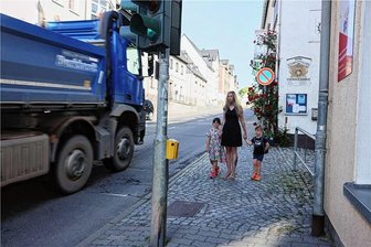 Eltern wünschen sich Tempo 30 im Hartensteiner Zentrum - Monique Neidel-Gocz muss mit Bela (4) und Chalessia (6) täglich über die viel befahrene Straße. Rechts geht es rein zur Kita „Sonnenstrahl“.