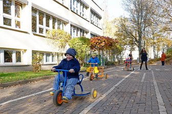 Elternbeiträge sorgen für Debatten im Oberlungwitzer Stadtrat und einen Offenen Brief in Lichtenstein - In der Kita „Tausendfüßler“ in Oberlungwitz haben die Kinder gute Laune, doch die Elternbeiträge steigen.