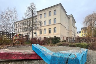 Elternbrief in Reichenbach macht sich für Erhalt der Weinhold-Grundschule im Stadtzentrum stark - Wie geht es weiter mit der Weinholdschule? Die Mehrheit der Stadträte im Verwaltungsausschuss ist dafür, die Grundschule auszulagern, damit die Oberschule mehr Platz erhält.