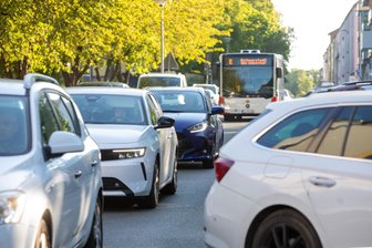 Elterntaxis an Grundschule in der Plauener Innenstadt sorgen für Kritik - Stoßstange an Stoßstange - dieses Bild bietet sich morgens nahe der Karl-Marx-Grundschule.