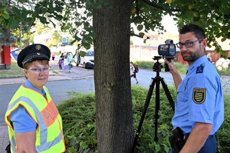 Elterntaxis, Zebrastreifen und ein Blitzer: Mit der Polizei vor der Grundschule in Mittweida - Die Polizeihauptmeister Silke Ulbricht und Marcel Grimmer haben am Mittwochmorgen zu Schulbeginn vor der Bernhard-Schmidt-Grundschule in Mittweida die Geschwindigkeit kontrolliert.