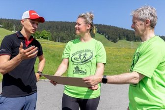 Elternverein erhält laufend Spenden - Freuen sich unmittelbar nach dem symbolischen Startschuss zum Benefizlauf des Elternvereins krebskranker Kinder über die erste Spende: Schirmherr Jens Weißflog (rechts) und Kathleen Theiling vom Verein. Den Scheck überreicht hat Jörg Aumüller, Kapitän der Kieselstein Cracks. 