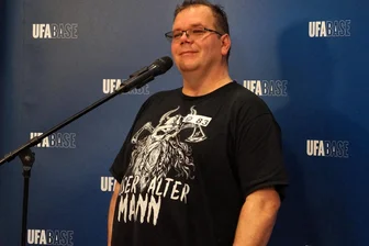 Elton-Doppelgänger aus Chemnitz: „Wenn ich Zeit zum Fernsehen habe, wird immer Elton geguckt“ - Berufskraftfahrer Enrico Porsche will unbedingt ins Fernsehen, um Elton zu treffen. Denn dem Moderator und Entertainer sieht er durchaus ähnlich.