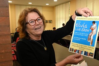 Elvis lebt ... im Bürgersaal Lunzenau - Hannelore Gruner-Sturm holt die Elvis-Show ins Rathaus Lunzenau.