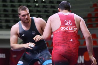 EM-Bronze knapp verpasst - Franz Richter (links) bezwang in seinem ersten EM-Kampf den Georgier Mate Gokadze klar 7:3.