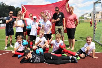 EM-Fieber auf der Jahnkampfbahn: Mittelsächsische Kicker freuen sich auf Mini-Europameisterschaft - Bei der Mini-WM in Frankenberg vor zwei Jahren feierten die E-Junioren-Kicker von Eintracht Erdmannsdorf/Augustusburg ihren Saisonabschluss. Damals vertraten sie Tunesien, bei der Mini-EM diesmal Slowenien.