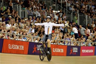 EM-Gold für Chemnitzer Bahnsprinter Stefan Bötticher - Stefan Bötticher nach seinem Triumph auf der Ehrenrunde.