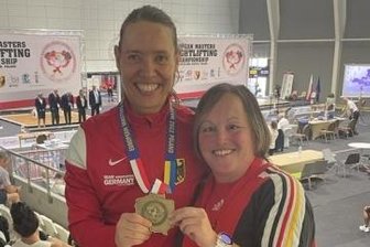 EM-Premiere mit Gold gekrönt - Anja Bellmann (l.) mit ihrer Trainerin Sandra Martin.