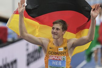 EM-Silber: Chemnitzer Dreisprung-Ass Max Heß kündigt Bronze-Abo - Max Heß bejubelt mit der Deutschlandflagge den Gewinn von EM-Silber.