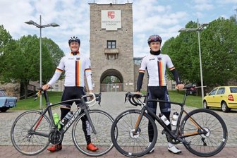 EM-Silber und -Bronze für Zwickauer Radsportler - Laurin Drescher (l.) und Nicolas Heinrich vom ESV Lok Zwickau vor dem Westsachsenstadion.