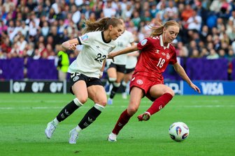 EM-Star Jule Brand: Wie der Bruder vom VFC Plauen bei ihrem Traumtor nachgeholfen hat - Das Foto zeigt Jule Brand (links) im Zweikampf mit der Dänin Sara Holmgaard. Deutschland gewann die EM-Partie am Dienstagabend nach 0:1-Rückstand noch mit 2:1.
