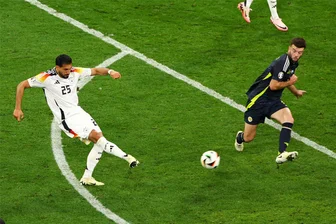 EM-Traum statt Spanienurlaub: Wie Emre Can seine Rückkehr in die Nationalmannschaft erlebte - „Eine krasse Story“: Emre Can (li., hier bei seinem Tor zum 5:1-Endstand gegen Schottland) sprang als letzter Spieler auf den EM-Zug auf.