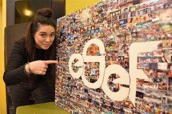 Emanuel-Wöhrl-Stiftung erfüllt Plauener Jugendlichen einen Wunsch - Nadine Wolf, die Leiterin des Kinder- und Jugenhauses „eSeF“ in Plauen, freut sich über eine Spende der Emanuel-Wöhrl-Stiftung.