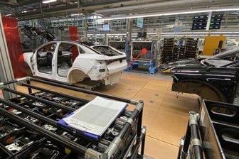 Emden feiert, Zwickau leidet: Wie ein Produktionsjubiläum bei Volkswagen für Misstöne sorgt - Montagelinie im VW-Werk in Zwickau. Die Stimmung ist schlecht.