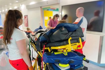 Emergency Room in Freiberg: Wie das Kreiskrankenhaus auf einen Großeinsatz vorbereitet ist - Übergabe eines Übungspatienten durch den Rettungsdienst an die Kollegin in der Notaufnahme. Sie erfasst im PC alle wichtigen Informationen zum Patienten, zu seinen Verletzungen, Symptomen und der Behandlung im Rettungswagen.