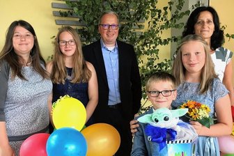 Emils großer Tag: Viel Aufregung, große Zuckertüten und ab Montag Grundschüler in Freiberg - Familie Anne (l.) und Mario Kriegel (3. v. links) mit ihrem Schulanfänger Emil, den Töchtern Clara (2. v. links) und Rosa sowie Klassenleiterin Kerstin Hofmann.