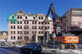 Eminett: Abriss beeinträchtigt in Cunersdorf Auto- und Busverkehr - Bei den bisherigen Abrissarbeiten an der maroden Industriebrache war die Karlsbader Straße noch befahrbar. Das wird sich aber ab Montag ändern. Da wird für zwei Wochen gesperrt. 