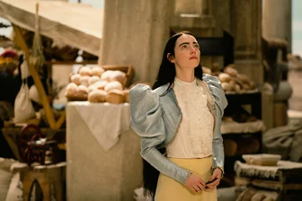 Persönlichkeitsentwicklung im Schnelldurchlauf: Emma Stone als Bella Baxter in einer Szene des Films "Poor Things", der seit gestern in den deutschen Kinos läuft.