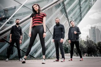 Emo-Band Janiz: Weil Jared Leto einfach nicht aus dem Knick kommt - Bassist Daniel Kreißig, Sängerin Juli Meier, Drummer Florian Kröpflund Gitarrist Matthias Lange (von links) sind Janiz.