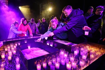 Emotionale Erinnerung an die Friedliche Revolution: So hinterlässt Plauens „Nacht der Kerzen“ Eindruck - Mit dem Licht der Kerzen wird an den 7. Oktober 1989, den Beginn der Friedlichen Revolution in Plauen, erinnert.