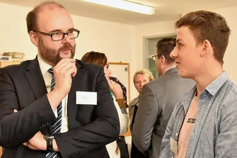 Emotionale Momente bei Ministerbesuch in Markneukirchen - Christian Piwarz im Gespräch mit Schüler Tobias Schmutzler. Der Kultusminister hat am Mittwoch das Förderzentrum in Markneukirchen besucht. 