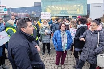 Emotionale Proteste: Wie lässt sich Klinik retten? - Protestaktion vor der Plauener Festhalle: Die Reichenbacher Paracelsus-Betriebsratschefin Sylvia Tausche (in blauer Jacke) und ihre Kolleginnen diskutierten mit Landrat Thomas Hennig.