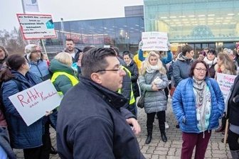 Emotionale Proteste: Wie lässt sich Reichenbachs Klinik retten? - Protestaktion vor der Plauener Festhalle: Die Reichenbacher Paracelsus-Betriebsratschefin Sylvia Tausche (in blauer Jacke) und ihre Kolleginnen diskutierten mit Landrat Thomas Hennig.