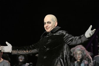 Emotionaler Abschied für Marcus Sandmann nach der letzten „Addams Family“ in Zwickau - Beim Schlussapplaus im Gewandhaus: Marcus Sandmann als Uncle Fester in „The Addams Family“.