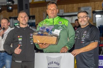 Emotionaler Abschied im Erzgebirge: „Mister Zuverlässig“ stellt seine Ringerschuhe auf die Matte - Nico Schmidt (M.) wurde am Sonnabend nach 20 Jahren in Auer Diensten von FCE-Coach Björn Schöniger (l.) und Abteilungsleiter Uwe Günther verabschiedet. 40 Jahre stand der Brandenburger insgesamt auf der Ringermatte.
