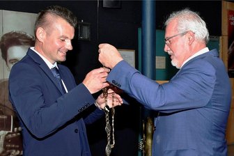 Emotionaler Abschied: Markneukirchens Bürgermeister übergibt Amt an seinen Nachfolger - Die prunkvolle Amtskette in Markneukirchen wechselt den Besitzer - von Andreas Rubner (rechts) an den neuen Stadtchef Toni Meinel. 