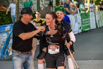 Emotionaler Moment beim Firmenlauf Erzgebirge: Läuferin trägt Kollegin mit Gehhilfen ins Ziel - Jessy Heinig trägt ihre Kollegin Nathalie König beim Firmenlauf Erzgebirge in Schneeberg ins Ziel.