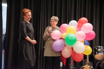 Emotionaler Moment beim Oelsnitzer Sperkenpreis: Eine Ära endet - Ulrike Persing (links) organisierte zum letzten Mal den Sperkenpreis. Für ihr Wirken fand Kathrin Jakob lobende Worte.