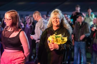 Emotionaler Moment beim Strand- und Laternenfest an der Talsperre Pöhl: Vogtländerinnen überraschen ihre Tanztrainerin Maike - 