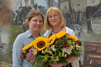 Emotionaler Moment: Langjährige Schulleiterin im Erzgebirge verabschiedet - Maria Härtel (l.) übernimmt den Staffelstab als Schulleiterin von Anka Hausmann (r.).