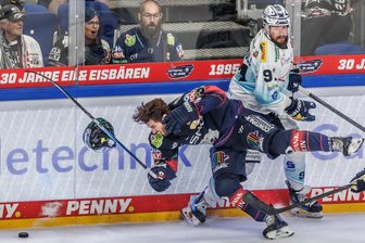 Emotionaler Saisonstart in Berlin: Dresdner Eislöwen verlieren ihre DEL-Premiere bei den Eisbären deutlich - Es ging zur Sache im ersten Spiel der neuen Saison in der Deutschen Eishockey Liga. Hier verliert Berlins Blaine Byron (links) seinen Helm im Zweikampf mit Travis Turnbull von den Dresdner Eislöwen.
