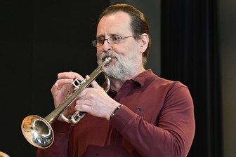 Emotionales Finale in der Heimat: Die große Musiker-Karriere eines Vogtländers endet - Hochkonzentriert bei der Probe: Solo-Trompeter Gerd Fischer.