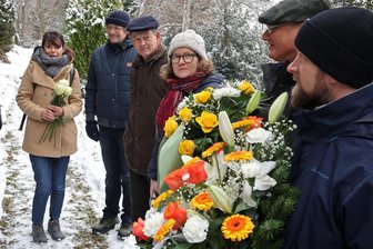 Emotionales Gedenken in Hohenstein-Ernstthal: Wie sich die Urenkelin an Hans Zesewitz erinnert - Im Beisein seiner Urenkelin Katrin Hisslinger (links) wurde Hans Zesewitz geehrt.