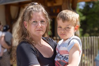 Emotionen kochen über: Kita-Streit in Annaberg-Buchholz spitzt sich zu - Elternsprecherin Sandy Geisler – hier mit Sohn Emil (5) – kämpft mit anderen Eltern für den Erhalt des Geyersdorfer Kindergartens.