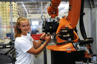 Emotionen mussten raus: Wie eine Studentin aus Chemnitz durch ein Gedenkstättenprojekt von VW zur Gedichteschreiberin wurde - Alina Lattke an einer Fertigungsanlage im Chemnitzer Motorenwerk. Sie schreibt derzeit ihre Diplomarbeit zum Thema Maschineninstandhaltung.