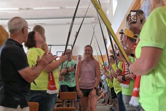 Emotionen pur: Olympiasiegerin Denise Herrmann-Wick in Bockau verabschiedet - Die Bockauer haben Denise Herrmann-Wick (Mitte) einen emotionalen Empfang bereitet.