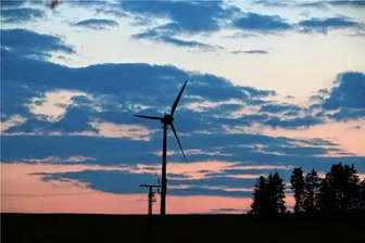 Emotionen schlagen hoch bei Windkraft-Infotag in Pausa-Mühltroff - Das einzelne Windrad bei Langenbach im Abendlicht. Die neuen würden eine andere Dimension haben, 270 Meter hoch sein.