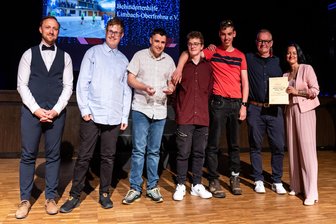 Emotionen und Olympiastars: So hat Limbach-Oberfrohna seine Sportler des Jahres gefeiert - Schüler und Lehrer der Schule am Stadtpark nahmen den Jurypreis bei der Sportlergala in Limbach-Oberfrohna entgegen.