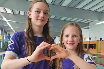 Emotionen und Rekorde: Team Westsachsen wiederholt Vorjahressieg - Juna Tenelsen (r.) wuchs in Dänemark über sich hinaus. Mentale Unterstützung erhielt die Bernsbacherin auch von ihrer Schwester Fenja.