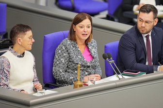 Emotionen und Tränen: Yvonne Magwas verabschiedet sich im Bundestag - Yvonne Magwas (CDU) spricht als Bundestagsvizepräsidentin zum Abschied im Bundestag in der Generaldebatte zur „Situation in Deutschland“. Es war die letzte reguläre Sitzung des Parlaments vor der Bundestagswahl.