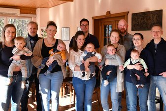 Empfang in Seelitz: Gemeinde heißt fünf Babys willkommen - Fünf Babys mit Eltern konnte Bürgermeister Thomas Oertel (2. v. l.) jetzt beim Babyempfang von Seelitz begrüßen.