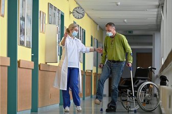 Empfindungsstörungen bei Diabetikern: Wenn der Schmerz als Alarmsignal fehlt - Dr. Elisabeth Wendt vom Diabetischen Fußzentrum der Helios Weißeritztal-Klinik Freital unterstützt den Dresdner Patienten bei seinen ersten Gehversuchen ohne Rollstuhl. 