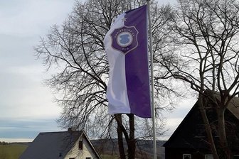Empörter Aue-Fan: Diebe klauen FCE-Fahne - Unbekannte haben diese FCE-Fahne in Schlema gestohlen.